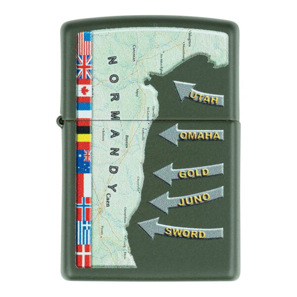 421307 99 01 Ontdek de Zippo D-Day Military Map Normandy aansteker, een limited edition eerbetoon aan de heldhaftige D-Day landingen van 6 juni 1944. Dit meesterwerk in metaal toont een gedetailleerde militaire kaart van Normandië en is niet alleen een prachtig verzamelobject, maar ook een functionele, windbestendige aansteker. Inclusief geschenkdoos, ideaal om cadeau te doen of zelf te houden!