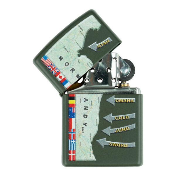 421307 99 02 Ontdek de Zippo D-Day Military Map Normandy aansteker, een limited edition eerbetoon aan de heldhaftige D-Day landingen van 6 juni 1944. Dit meesterwerk in metaal toont een gedetailleerde militaire kaart van Normandië en is niet alleen een prachtig verzamelobject, maar ook een functionele, windbestendige aansteker. Inclusief geschenkdoos, ideaal om cadeau te doen of zelf te houden!