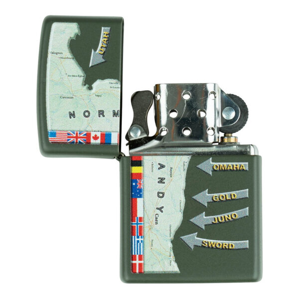421307 99 03 Ontdek de Zippo D-Day Military Map Normandy aansteker, een limited edition eerbetoon aan de heldhaftige D-Day landingen van 6 juni 1944. Dit meesterwerk in metaal toont een gedetailleerde militaire kaart van Normandië en is niet alleen een prachtig verzamelobject, maar ook een functionele, windbestendige aansteker. Inclusief geschenkdoos, ideaal om cadeau te doen of zelf te houden!