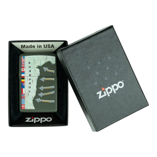 421307 99 04 Ontdek de Zippo D-Day Military Map Normandy aansteker, een limited edition eerbetoon aan de heldhaftige D-Day landingen van 6 juni 1944. Dit meesterwerk in metaal toont een gedetailleerde militaire kaart van Normandië en is niet alleen een prachtig verzamelobject, maar ook een functionele, windbestendige aansteker. Inclusief geschenkdoos, ideaal om cadeau te doen of zelf te houden!
