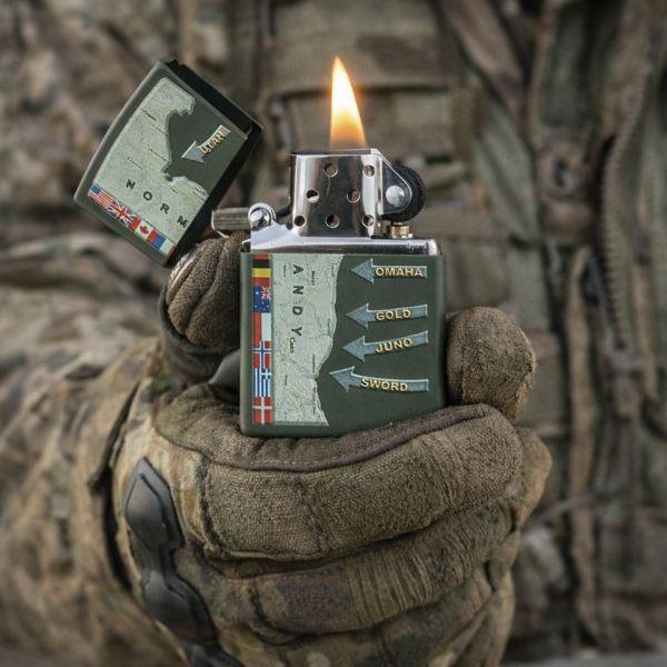 421307 99 05 Ontdek de Zippo D-Day Military Map Normandy aansteker, een limited edition eerbetoon aan de heldhaftige D-Day landingen van 6 juni 1944. Dit meesterwerk in metaal toont een gedetailleerde militaire kaart van Normandië en is niet alleen een prachtig verzamelobject, maar ook een functionele, windbestendige aansteker. Inclusief geschenkdoos, ideaal om cadeau te doen of zelf te houden!