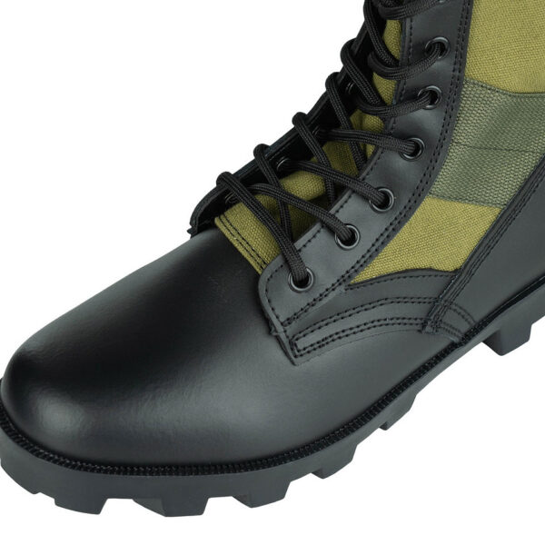 231177 10 De Jungle Boots zijn iconische laarzen, geïnspireerd op het model dat tijdens de Vietnamoorlog beroemd werd. Met een bovenkant van Black Action Leather en canvas, metalen veterogen en een stalen shank voor extra stabiliteit, bieden deze laarzen zowel duurzaamheid als comfort. De oliebestendige rubberen Panama zool en de uitneembare EVA binnenzool zorgen ervoor dat je ook bij intensief outdoor gebruik optimaal kunt presteren. Perfect voor militaire uitrusting, survival en outdoor activiteiten.