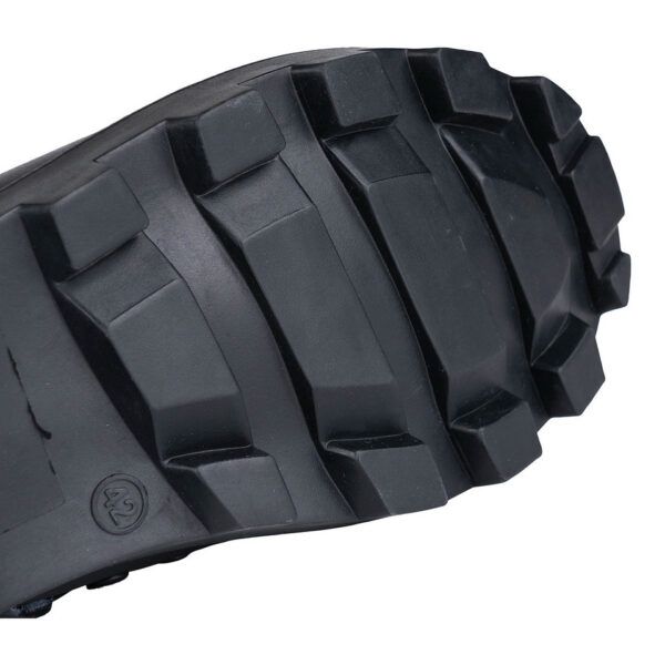 231177 11 De Jungle Boots zijn iconische laarzen, geïnspireerd op het model dat tijdens de Vietnamoorlog beroemd werd. Met een bovenkant van Black Action Leather en canvas, metalen veterogen en een stalen shank voor extra stabiliteit, bieden deze laarzen zowel duurzaamheid als comfort. De oliebestendige rubberen Panama zool en de uitneembare EVA binnenzool zorgen ervoor dat je ook bij intensief outdoor gebruik optimaal kunt presteren. Perfect voor militaire uitrusting, survival en outdoor activiteiten.