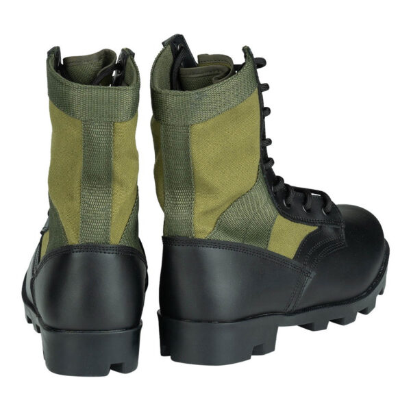 231177 11 05 De Jungle Boots zijn iconische laarzen, geïnspireerd op het model dat tijdens de Vietnamoorlog beroemd werd. Met een bovenkant van Black Action Leather en canvas, metalen veterogen en een stalen shank voor extra stabiliteit, bieden deze laarzen zowel duurzaamheid als comfort. De oliebestendige rubberen Panama zool en de uitneembare EVA binnenzool zorgen ervoor dat je ook bij intensief outdoor gebruik optimaal kunt presteren. Perfect voor militaire uitrusting, survival en outdoor activiteiten.