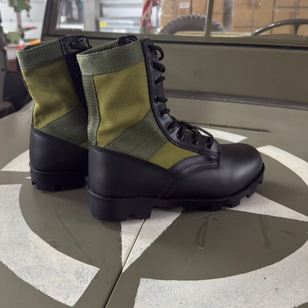 231177 13 De Jungle Boots zijn iconische laarzen, geïnspireerd op het model dat tijdens de Vietnamoorlog beroemd werd. Met een bovenkant van Black Action Leather en canvas, metalen veterogen en een stalen shank voor extra stabiliteit, bieden deze laarzen zowel duurzaamheid als comfort. De oliebestendige rubberen Panama zool en de uitneembare EVA binnenzool zorgen ervoor dat je ook bij intensief outdoor gebruik optimaal kunt presteren. Perfect voor militaire uitrusting, survival en outdoor activiteiten.