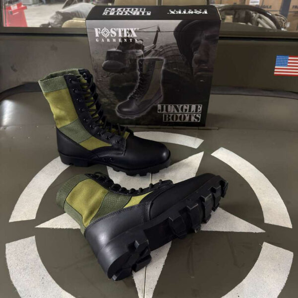 231177 14 De Jungle Boots zijn iconische laarzen, geïnspireerd op het model dat tijdens de Vietnamoorlog beroemd werd. Met een bovenkant van Black Action Leather en canvas, metalen veterogen en een stalen shank voor extra stabiliteit, bieden deze laarzen zowel duurzaamheid als comfort. De oliebestendige rubberen Panama zool en de uitneembare EVA binnenzool zorgen ervoor dat je ook bij intensief outdoor gebruik optimaal kunt presteren. Perfect voor militaire uitrusting, survival en outdoor activiteiten.