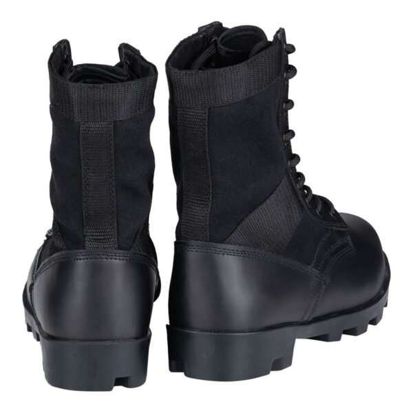 231177 19 De Jungle Boots zijn iconische laarzen, geïnspireerd op het model dat tijdens de Vietnamoorlog beroemd werd. Met een bovenkant van Black Action Leather en canvas, metalen veterogen en een stalen shank voor extra stabiliteit, bieden deze laarzen zowel duurzaamheid als comfort. De oliebestendige rubberen Panama zool en de uitneembare EVA binnenzool zorgen ervoor dat je ook bij intensief outdoor gebruik optimaal kunt presteren. Perfect voor militaire uitrusting, survival en outdoor activiteiten.