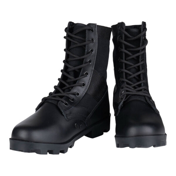 231177 20 De Jungle Boots zijn iconische laarzen, geïnspireerd op het model dat tijdens de Vietnamoorlog beroemd werd. Met een bovenkant van Black Action Leather en canvas, metalen veterogen en een stalen shank voor extra stabiliteit, bieden deze laarzen zowel duurzaamheid als comfort. De oliebestendige rubberen Panama zool en de uitneembare EVA binnenzool zorgen ervoor dat je ook bij intensief outdoor gebruik optimaal kunt presteren. Perfect voor militaire uitrusting, survival en outdoor activiteiten.