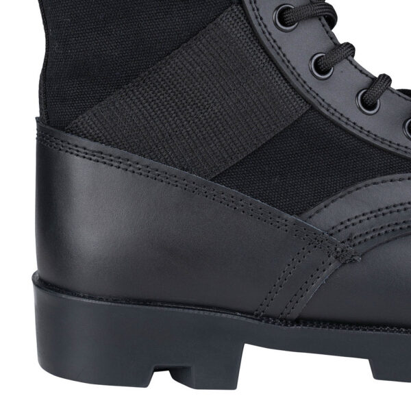 231177 21 De Jungle Boots zijn iconische laarzen, geïnspireerd op het model dat tijdens de Vietnamoorlog beroemd werd. Met een bovenkant van Black Action Leather en canvas, metalen veterogen en een stalen shank voor extra stabiliteit, bieden deze laarzen zowel duurzaamheid als comfort. De oliebestendige rubberen Panama zool en de uitneembare EVA binnenzool zorgen ervoor dat je ook bij intensief outdoor gebruik optimaal kunt presteren. Perfect voor militaire uitrusting, survival en outdoor activiteiten.