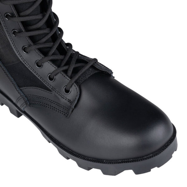 231177 22 De Jungle Boots zijn iconische laarzen, geïnspireerd op het model dat tijdens de Vietnamoorlog beroemd werd. Met een bovenkant van Black Action Leather en canvas, metalen veterogen en een stalen shank voor extra stabiliteit, bieden deze laarzen zowel duurzaamheid als comfort. De oliebestendige rubberen Panama zool en de uitneembare EVA binnenzool zorgen ervoor dat je ook bij intensief outdoor gebruik optimaal kunt presteren. Perfect voor militaire uitrusting, survival en outdoor activiteiten.