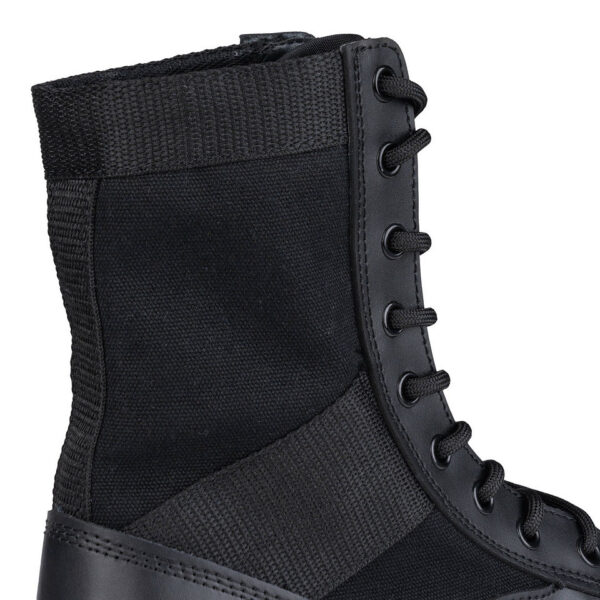 231177 23 De Jungle Boots zijn iconische laarzen, geïnspireerd op het model dat tijdens de Vietnamoorlog beroemd werd. Met een bovenkant van Black Action Leather en canvas, metalen veterogen en een stalen shank voor extra stabiliteit, bieden deze laarzen zowel duurzaamheid als comfort. De oliebestendige rubberen Panama zool en de uitneembare EVA binnenzool zorgen ervoor dat je ook bij intensief outdoor gebruik optimaal kunt presteren. Perfect voor militaire uitrusting, survival en outdoor activiteiten.