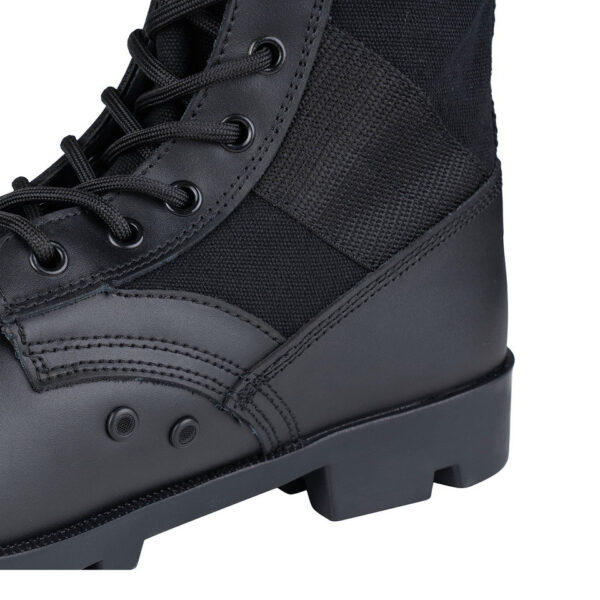 231177 24 De Jungle Boots zijn iconische laarzen, geïnspireerd op het model dat tijdens de Vietnamoorlog beroemd werd. Met een bovenkant van Black Action Leather en canvas, metalen veterogen en een stalen shank voor extra stabiliteit, bieden deze laarzen zowel duurzaamheid als comfort. De oliebestendige rubberen Panama zool en de uitneembare EVA binnenzool zorgen ervoor dat je ook bij intensief outdoor gebruik optimaal kunt presteren. Perfect voor militaire uitrusting, survival en outdoor activiteiten.