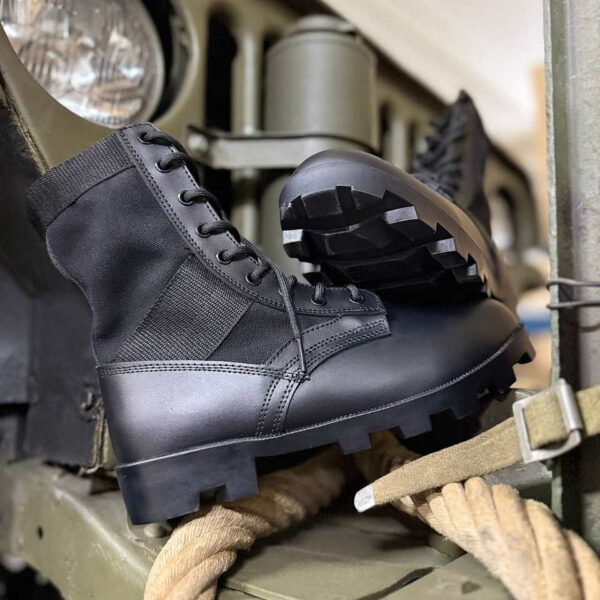 231177 27 De Jungle Boots zijn iconische laarzen, geïnspireerd op het model dat tijdens de Vietnamoorlog beroemd werd. Met een bovenkant van Black Action Leather en canvas, metalen veterogen en een stalen shank voor extra stabiliteit, bieden deze laarzen zowel duurzaamheid als comfort. De oliebestendige rubberen Panama zool en de uitneembare EVA binnenzool zorgen ervoor dat je ook bij intensief outdoor gebruik optimaal kunt presteren. Perfect voor militaire uitrusting, survival en outdoor activiteiten.