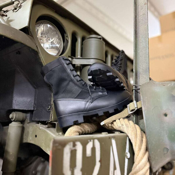 231177 28 De Jungle Boots zijn iconische laarzen, geïnspireerd op het model dat tijdens de Vietnamoorlog beroemd werd. Met een bovenkant van Black Action Leather en canvas, metalen veterogen en een stalen shank voor extra stabiliteit, bieden deze laarzen zowel duurzaamheid als comfort. De oliebestendige rubberen Panama zool en de uitneembare EVA binnenzool zorgen ervoor dat je ook bij intensief outdoor gebruik optimaal kunt presteren. Perfect voor militaire uitrusting, survival en outdoor activiteiten.