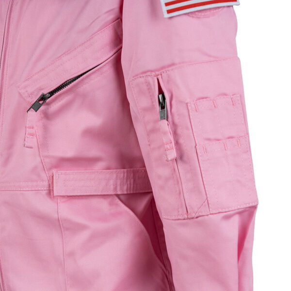 115312 23 06 De Kinder overall Pink is perfect voor kleine avonturiers die op zoek zijn naar stijl en functionaliteit. Deze stoere overall is ontworpen met ronde klittenbandpanelen op de borst en mouwen, ideaal voor het personaliseren met patches. Met twee steekzakken en ritssluitingen aan de voorkant, evenals een zakje op de linkermouw, biedt deze overall voldoende opbergruimte. De verstelbare taille en boorden zorgen voor een perfecte pasvorm. Gemaakt van een comfortabele mix van 65% polyester en 35% katoen, is deze overall zowel praktisch als trendy.