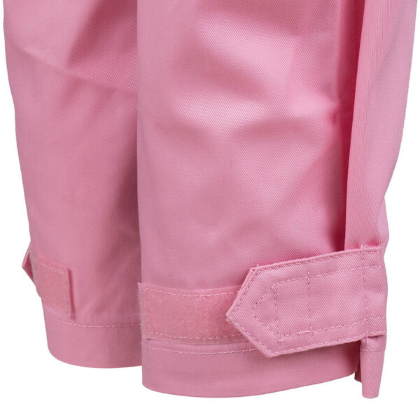 115312 23 07 De Kinder overall Pink is perfect voor kleine avonturiers die op zoek zijn naar stijl en functionaliteit. Deze stoere overall is ontworpen met ronde klittenbandpanelen op de borst en mouwen, ideaal voor het personaliseren met patches. Met twee steekzakken en ritssluitingen aan de voorkant, evenals een zakje op de linkermouw, biedt deze overall voldoende opbergruimte. De verstelbare taille en boorden zorgen voor een perfecte pasvorm. Gemaakt van een comfortabele mix van 65% polyester en 35% katoen, is deze overall zowel praktisch als trendy.