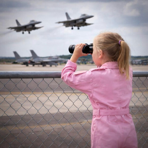 115312 23 10 De Kinder overall Pink is perfect voor kleine avonturiers die op zoek zijn naar stijl en functionaliteit. Deze stoere overall is ontworpen met ronde klittenbandpanelen op de borst en mouwen, ideaal voor het personaliseren met patches. Met twee steekzakken en ritssluitingen aan de voorkant, evenals een zakje op de linkermouw, biedt deze overall voldoende opbergruimte. De verstelbare taille en boorden zorgen voor een perfecte pasvorm. Gemaakt van een comfortabele mix van 65% polyester en 35% katoen, is deze overall zowel praktisch als trendy.