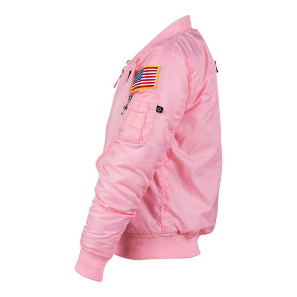 121432 23 02 De Kinder MA-1 Flight Jacket in het roze is de perfecte combinatie van stoer en schattig voor jonge avonturiers. Geïnspireerd op de klassieke bomberjas, heeft deze jacket vrolijke geborduurde emblemen zoals 'Women Airforce', 'Top Gun' en de Amerikaanse vlag. Met praktische details zoals vliegtuigvormige ritsen en een mouwvakje met pennenvakje, is deze jas niet alleen trendy maar ook functioneel. Gemaakt van 100% nylon aan de buitenkant en 100% polyester aan de binnenkant, biedt deze jas comfort en stijl.