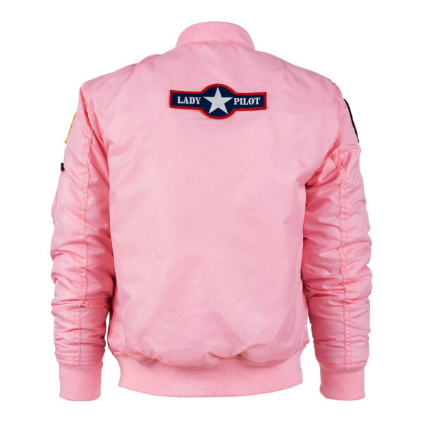 121432 23 03 De Kinder MA-1 Flight Jacket in het roze is de perfecte combinatie van stoer en schattig voor jonge avonturiers. Geïnspireerd op de klassieke bomberjas, heeft deze jacket vrolijke geborduurde emblemen zoals 'Women Airforce', 'Top Gun' en de Amerikaanse vlag. Met praktische details zoals vliegtuigvormige ritsen en een mouwvakje met pennenvakje, is deze jas niet alleen trendy maar ook functioneel. Gemaakt van 100% nylon aan de buitenkant en 100% polyester aan de binnenkant, biedt deze jas comfort en stijl.