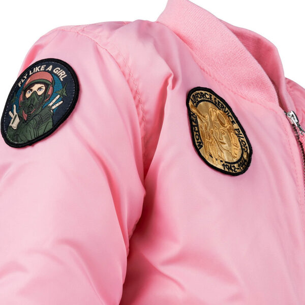 121432 23 06 De Kinder MA-1 Flight Jacket in het roze is de perfecte combinatie van stoer en schattig voor jonge avonturiers. Geïnspireerd op de klassieke bomberjas, heeft deze jacket vrolijke geborduurde emblemen zoals 'Women Airforce', 'Top Gun' en de Amerikaanse vlag. Met praktische details zoals vliegtuigvormige ritsen en een mouwvakje met pennenvakje, is deze jas niet alleen trendy maar ook functioneel. Gemaakt van 100% nylon aan de buitenkant en 100% polyester aan de binnenkant, biedt deze jas comfort en stijl.