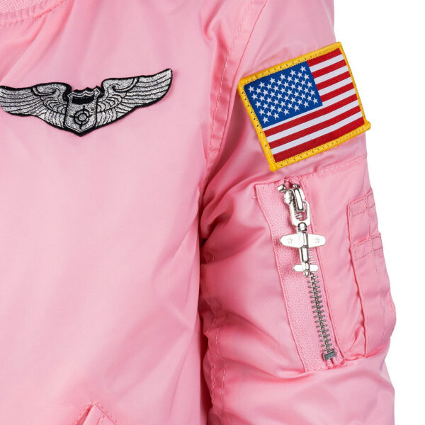 121432 23 07 De Kinder MA-1 Flight Jacket in het roze is de perfecte combinatie van stoer en schattig voor jonge avonturiers. Geïnspireerd op de klassieke bomberjas, heeft deze jacket vrolijke geborduurde emblemen zoals 'Women Airforce', 'Top Gun' en de Amerikaanse vlag. Met praktische details zoals vliegtuigvormige ritsen en een mouwvakje met pennenvakje, is deze jas niet alleen trendy maar ook functioneel. Gemaakt van 100% nylon aan de buitenkant en 100% polyester aan de binnenkant, biedt deze jas comfort en stijl.
