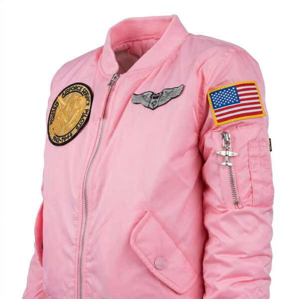 121432 23 121432 23 05 De Kinder MA-1 Flight Jacket in het roze is de perfecte combinatie van stoer en schattig voor jonge avonturiers. Geïnspireerd op de klassieke bomberjas, heeft deze jacket vrolijke geborduurde emblemen zoals 'Women Airforce', 'Top Gun' en de Amerikaanse vlag. Met praktische details zoals vliegtuigvormige ritsen en een mouwvakje met pennenvakje, is deze jas niet alleen trendy maar ook functioneel. Gemaakt van 100% nylon aan de buitenkant en 100% polyester aan de binnenkant, biedt deze jas comfort en stijl.