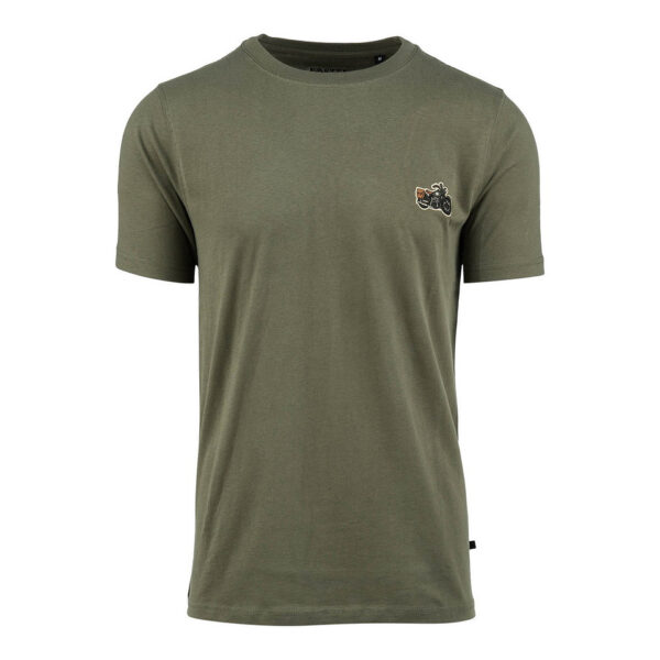 133651 11 01 Het T-shirt Liberator WLA Badge is vervaardigd van 100% BCI katoen en biedt een comfortabele en duurzame ervaring dankzij de stevige kwaliteit van 170 g/m². Dit premium T-shirt heeft een zachte peach finish en is versierd met een opvallende Liberator WLA badge op de borst, geïnspireerd op iconische militaire motoren uit de Tweede Wereldoorlog. De achterkant is ook voorzien van een Liberator WLA, wat zorgt voor een stoere en authentieke uitstraling. Verkrijgbaar in de kleur groen.