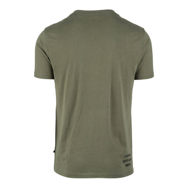 133654 11 02 Ontdek het T-shirt Willy's 1941 Legend, een premium T-shirt gemaakt van 100% BCI katoen met een luxe peach finish en een stevige kwaliteit van 170 g/m². Dit stijlvolle shirt, verkrijgbaar in een klassieke groene kleur, is voorzien van een opvallende print van een Willy Jeep op de voorkant. Perfect voor zowel casual als outdoor activiteiten, biedt dit T-shirt comfort en een tijdloze uitstraling.