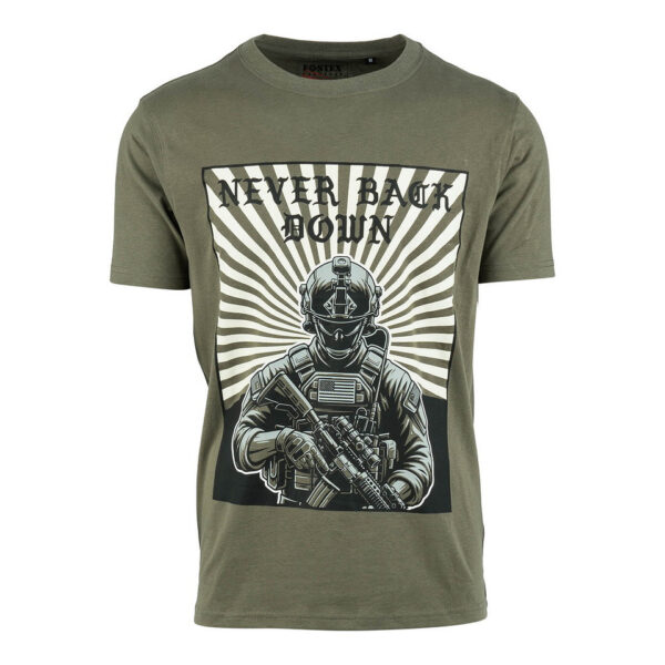 133655 11 01 Maak een statement met het T-shirt Never Back Down. Dit hoogwaardige T-shirt is vervaardigd uit 100% BCI katoen en heeft een zachte peach finish voor ultiem draagcomfort. Met een zware kwaliteit van 170 g/m² is dit shirt perfect voor zowel dagelijks gebruik als outdoor activiteiten. De opvallende afbeelding op de voorkant benadrukt jouw vastberadenheid. Verkrijgbaar in een stijlvolle groene kleur, is dit T-shirt een onmisbare aanvulling op jouw garderobe.