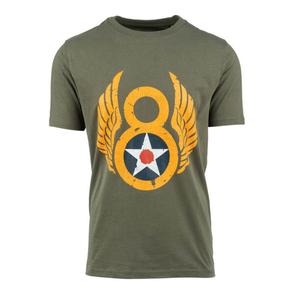 133656 11 01 Het T-shirt Eight Air Force is een premium shirt vervaardigd uit 100% BCI katoen, met een zachte peach finish en een stevige kwaliteit van 170 g/m². Dit shirt is voorzien van een opvallende print van de Eighth Air Force, geïnspireerd op de iconische Amerikaanse luchtmachtdivisie uit de Tweede Wereldoorlog, die beroemd is vanwege haar strategische bombardementsmissies in Europa. Verkrijgbaar in de kleur groen, biedt dit T-shirt zowel comfort als een eerbetoon aan een belangrijk deel van de geschiedenis.