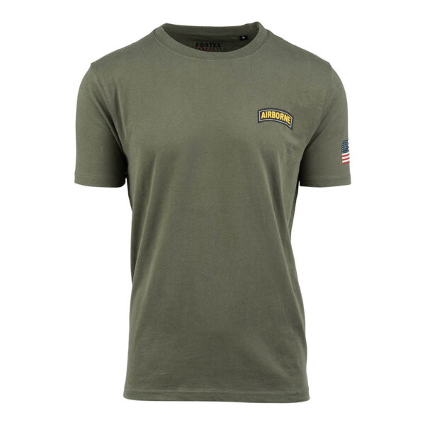 133657 11 01 Het T-shirt 101st Airborne Roundel is gemaakt van 100% BCI katoen en biedt een comfortabele en zachte draagervaring dankzij de peach finish. Met een zware kwaliteit van 170 g/m² is dit T-shirt perfect voor zowel dagelijks gebruik als outdoor activiteiten. Het is voorzien van een opvallende airborne tekstprint op de linkerborst en een grote print op de achterkant. Verkrijgbaar in een stijlvolle groene kleur, is dit T-shirt een must-have voor elke militair of outdoor liefhebber.