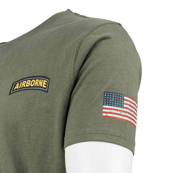 133657 11 02 Het T-shirt 101st Airborne Roundel is gemaakt van 100% BCI katoen en biedt een comfortabele en zachte draagervaring dankzij de peach finish. Met een zware kwaliteit van 170 g/m² is dit T-shirt perfect voor zowel dagelijks gebruik als outdoor activiteiten. Het is voorzien van een opvallende airborne tekstprint op de linkerborst en een grote print op de achterkant. Verkrijgbaar in een stijlvolle groene kleur, is dit T-shirt een must-have voor elke militair of outdoor liefhebber.