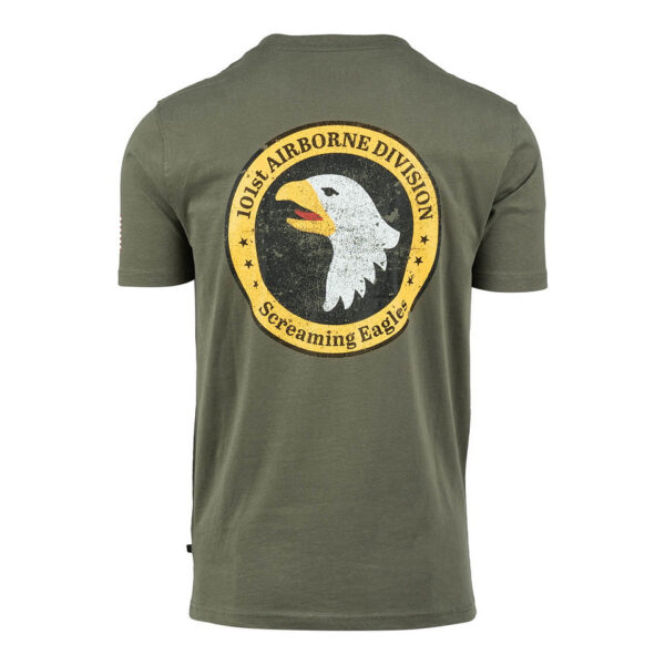 133657 11 03 Het T-shirt 101st Airborne Roundel is gemaakt van 100% BCI katoen en biedt een comfortabele en zachte draagervaring dankzij de peach finish. Met een zware kwaliteit van 170 g/m² is dit T-shirt perfect voor zowel dagelijks gebruik als outdoor activiteiten. Het is voorzien van een opvallende airborne tekstprint op de linkerborst en een grote print op de achterkant. Verkrijgbaar in een stijlvolle groene kleur, is dit T-shirt een must-have voor elke militair of outdoor liefhebber.