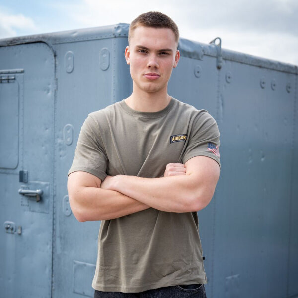 133657 11 07 Het T-shirt 101st Airborne Roundel is gemaakt van 100% BCI katoen en biedt een comfortabele en zachte draagervaring dankzij de peach finish. Met een zware kwaliteit van 170 g/m² is dit T-shirt perfect voor zowel dagelijks gebruik als outdoor activiteiten. Het is voorzien van een opvallende airborne tekstprint op de linkerborst en een grote print op de achterkant. Verkrijgbaar in een stijlvolle groene kleur, is dit T-shirt een must-have voor elke militair of outdoor liefhebber.