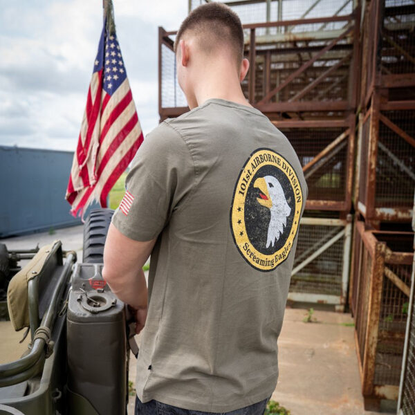 133657 11 09 Het T-shirt 101st Airborne Roundel is gemaakt van 100% BCI katoen en biedt een comfortabele en zachte draagervaring dankzij de peach finish. Met een zware kwaliteit van 170 g/m² is dit T-shirt perfect voor zowel dagelijks gebruik als outdoor activiteiten. Het is voorzien van een opvallende airborne tekstprint op de linkerborst en een grote print op de achterkant. Verkrijgbaar in een stijlvolle groene kleur, is dit T-shirt een must-have voor elke militair of outdoor liefhebber.