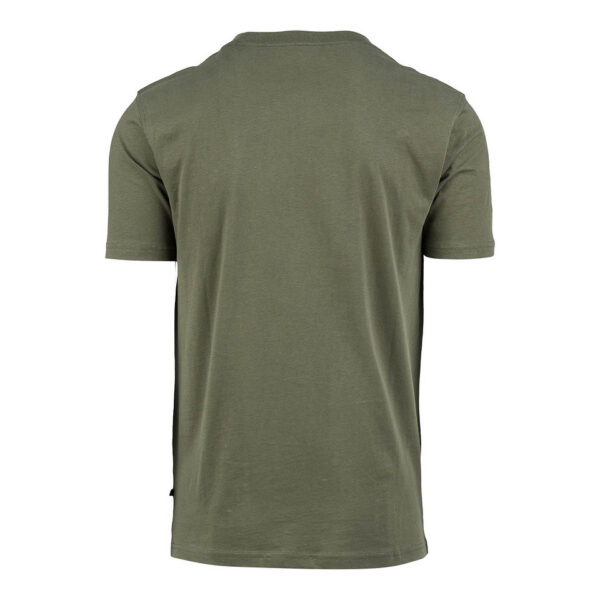 133660 11 02 Het T-shirt Vintage Motorcycle WW2 is vervaardigd van 100% BCI katoen met een zachte peach finish en heeft een zware kwaliteit van 170 g/m². Dit stijlvolle T-shirt, verkrijgbaar in een klassieke groene kleur, is versierd met een unieke afbeelding van een vintage motor uit de Tweede Wereldoorlog op de voorkant. Perfect voor liefhebbers van militaire geschiedenis en outdoor avonturen, biedt dit T-shirt zowel comfort als een tijdloze uitstraling.