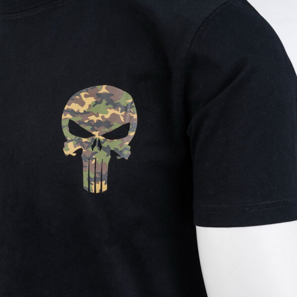 133661 13 03 Draag stijlvol en comfortabel met het T-shirt Punisher - No guts no glory. Dit T-shirt is vervaardigd uit 100% BCI katoen en biedt een zachte peach finish met een zware kwaliteit van 170 g/m². De opvallende Punisher camo print op de linkerborst en de krachtige tekst 'No guts no glory' op de achterkant maken dit shirt een echte eyecatcher. Verkrijgbaar in klassiek zwart, ideaal voor elke gelegenheid.