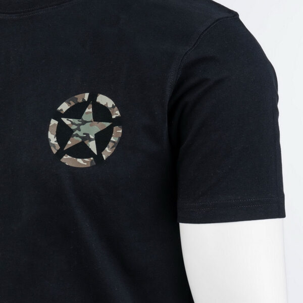 133662 13 03 <p>Het US Army Camo T-shirt is vervaardigd uit 100% BCI katoen en biedt een zachte peach finish voor optimaal comfort. Met een stevige kwaliteit van 170 g/m² is dit T-shirt perfect voor zowel dagelijks gebruik als outdoor activiteiten. De stijlvolle camouflageprint op de linkerborst en op de achterkant geeft een militaire uitstraling. Beschikbaar in de kleur zwart, is dit T-shirt een must-have voor liefhebbers van militaire en outdoor mode.</p>