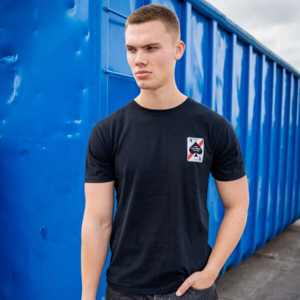 133663 13 03 <p>Ontdek het T-shirt van het 77th Aces Fighter Squadron, vervaardigd uit 100% BCI katoen met een zachte peach finish. Dit zware T-shirt van 170 g/m² biedt niet alleen comfort, maar ook een stoere uitstraling met een opvallende print op de linkerborst en een grote achterprint. Verkrijgbaar in klassiek zwart, perfect voor elke gelegenheid.</p>