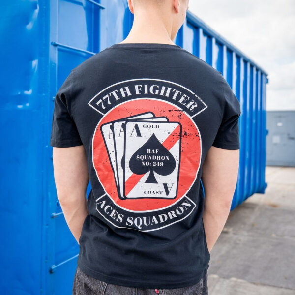 133663 13 04 <p>Ontdek het T-shirt van het 77th Aces Fighter Squadron, vervaardigd uit 100% BCI katoen met een zachte peach finish. Dit zware T-shirt van 170 g/m² biedt niet alleen comfort, maar ook een stoere uitstraling met een opvallende print op de linkerborst en een grote achterprint. Verkrijgbaar in klassiek zwart, perfect voor elke gelegenheid.</p>