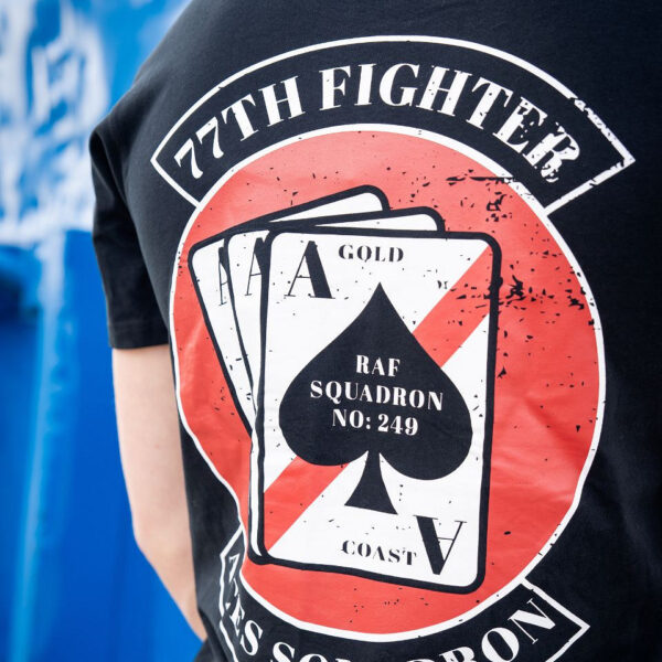 133663 13 05 <p>Ontdek het T-shirt van het 77th Aces Fighter Squadron, vervaardigd uit 100% BCI katoen met een zachte peach finish. Dit zware T-shirt van 170 g/m² biedt niet alleen comfort, maar ook een stoere uitstraling met een opvallende print op de linkerborst en een grote achterprint. Verkrijgbaar in klassiek zwart, perfect voor elke gelegenheid.</p>