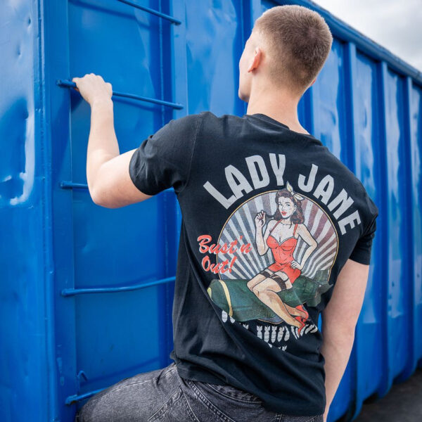 133664 13 03 <p>Het T-shirt Pin-up Lady Jane is vervaardigd van 100% BCI katoen met een luxe zachte peach finish en heeft een zware kwaliteit van 170 g/m². Dit zwarte T-shirt beschikt over een opvallende bommenprint op de linkerborst en een grote, gedetailleerde pin-up Lady Jane print op de achterkant. Een perfecte keuze voor zowel casual als stoere outfits, waarmee je stijl en comfort combineert.</p>