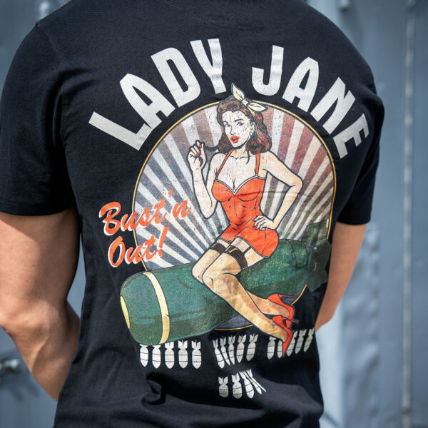 133664 13 04 <p>Het T-shirt Pin-up Lady Jane is vervaardigd van 100% BCI katoen met een luxe zachte peach finish en heeft een zware kwaliteit van 170 g/m². Dit zwarte T-shirt beschikt over een opvallende bommenprint op de linkerborst en een grote, gedetailleerde pin-up Lady Jane print op de achterkant. Een perfecte keuze voor zowel casual als stoere outfits, waarmee je stijl en comfort combineert.</p>
