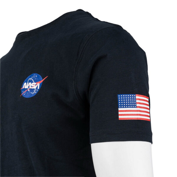 133666 13 03 <p>Ontdek het stijlvolle NASA T-shirt, gemaakt van 100% BCI katoen met een luxe peach finish. Dit T-shirt in heavy quality (170 g/m²) biedt niet alleen comfort, maar ook duurzaamheid. Met een opvallende NASA print op de linkerborst en een grotere print op de achterkant, is dit T-shirt een must-have voor elke ruimtevaartliefhebber. Verkrijgbaar in klassiek zwart, perfect voor elke casual gelegenheid.</p>
