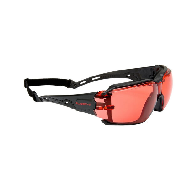256193 13 02 <p>De SwissEye bril TargetV620 #46141 biedt uitstekende bescherming en comfort voor outdooractiviteiten. Met polycarbonaatglazen die zijn voorzien van een anticondens- en krasbestendige coating, geniet je van helder zicht onder alle omstandigheden. De rubber beklede, geribbelde pootuiteinden zorgen voor een perfecte pasvorm, terwijl het ventilatiesysteem in de rubberen afdichting voorkomt dat je glazen beslaan. Deze bril biedt 100% bescherming tegen UVA-, UVB- en UVC-stralen tot 400 nm, en wordt geleverd met een zwarte band en een microvezelzakje voor veilig opbergen.</p>