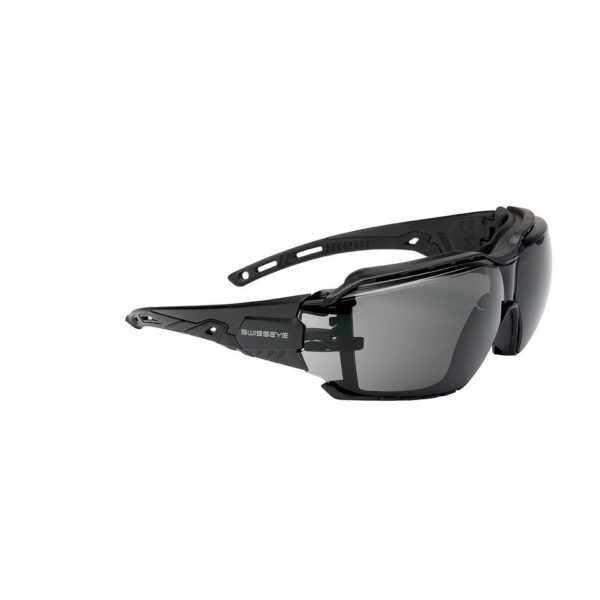 256194 13 01 <p>De SwissEye TargetV620 bril (#46142) biedt optimale bescherming en comfort tijdens outdoor activiteiten. Met polycarbonaatglazen die zijn uitgerust met een anticondens- en krasbestendige coating, geniet je van heldere zichtbaarheid onder diverse omstandigheden. De geribbelde rubberen pootuiteinden en het ventilatiesysteem zorgen voor een veilige en comfortabele pasvorm. Deze bril biedt 100% bescherming tegen UVA-, UVB- en UVC-straling tot 400 nm, waardoor je ogen optimaal beschermd zijn. Inclusief een zwarte band en een microvezelzakje voor veilig opbergen.</p>