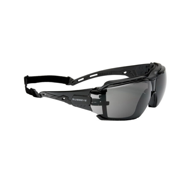 256194 13 02 <p>De SwissEye TargetV620 bril (#46142) biedt optimale bescherming en comfort tijdens outdoor activiteiten. Met polycarbonaatglazen die zijn uitgerust met een anticondens- en krasbestendige coating, geniet je van heldere zichtbaarheid onder diverse omstandigheden. De geribbelde rubberen pootuiteinden en het ventilatiesysteem zorgen voor een veilige en comfortabele pasvorm. Deze bril biedt 100% bescherming tegen UVA-, UVB- en UVC-straling tot 400 nm, waardoor je ogen optimaal beschermd zijn. Inclusief een zwarte band en een microvezelzakje voor veilig opbergen.</p>