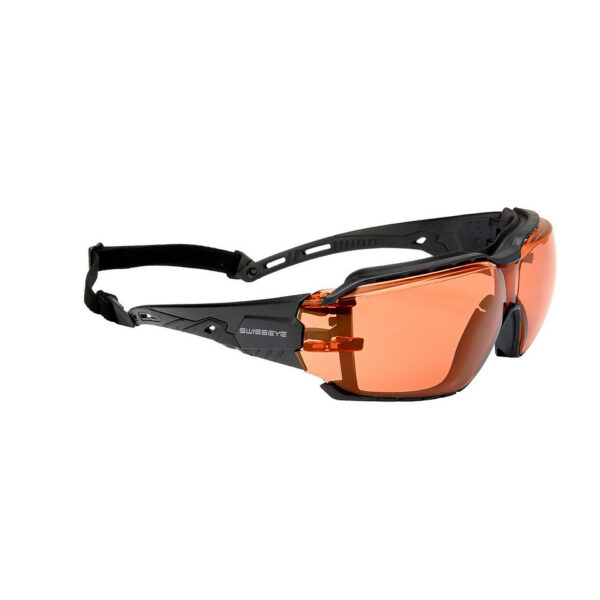 256196 13 02 <p>De SwissEye bril TargetV620 #46144 biedt uitstekende bescherming en comfort voor outdoor activiteiten. Met polycarbonaatglazen die zijn voorzien van een anticondens- en krasbestendige coating, geniet je van een helder zicht onder diverse omstandigheden. De rubber beklede, geribbelde pootuiteinden zorgen voor een stevige grip, terwijl het ventilatiesysteem in de rubberen afdichting voorkomt dat de glazen beslaan. Deze bril biedt 100% bescherming tegen UVA-, UVB- en UVC-straling tot 400 nm en wordt geleverd met een handige zwarte band en microvezelzakje.</p>