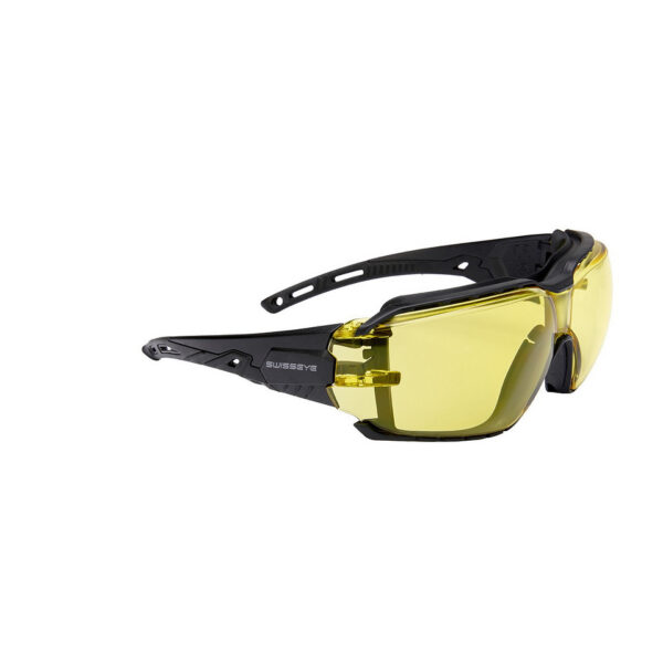 256197 13 01 <p>De SwissEye bril TargetV620 #46145 is ontworpen voor optimale bescherming en comfort tijdens outdoor activiteiten. Met polycarbonaatglazen die zijn voorzien van een anticondens- en krasbestendige coating, biedt deze bril 100% bescherming tegen UVA-, UVB- en UVC-straling tot 400 nm. De rubberen, geribbelde pootuiteinden en het ventilatiesysteem zorgen voor een perfecte pasvorm en ademend vermogen. Inclusief een elegante zwarte band en een handige microvezelzakje voor onderhoud en vervoer.</p>
