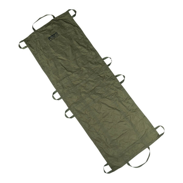 319570 11 01 De Emergency Noodbrancard van Fosco Industries is een essentieel hulpmiddel voor het veilig en effectief vervoeren van gewonden in noodsituaties. Met een compact formaat van 25 × 18 × 5 cm in verpakking en een uitgevouwen afmeting van 180 × 65 cm, biedt deze brancard een draagvermogen van 160 kilo. Voorzien van meerdere handvatten aan alle zijden, zorgt het voor een veilige en eenvoudige samenwerking tussen hulpverleners. Gemaakt van 100% nylon, is deze brancard zowel duurzaam als betrouwbaar.